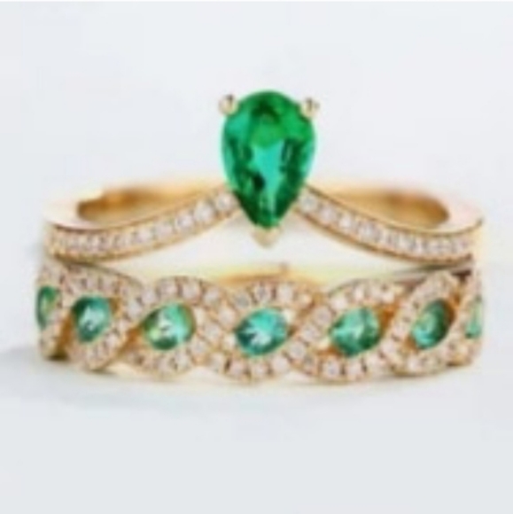 Jewelry - 🎀18k Emerald Green Ring
